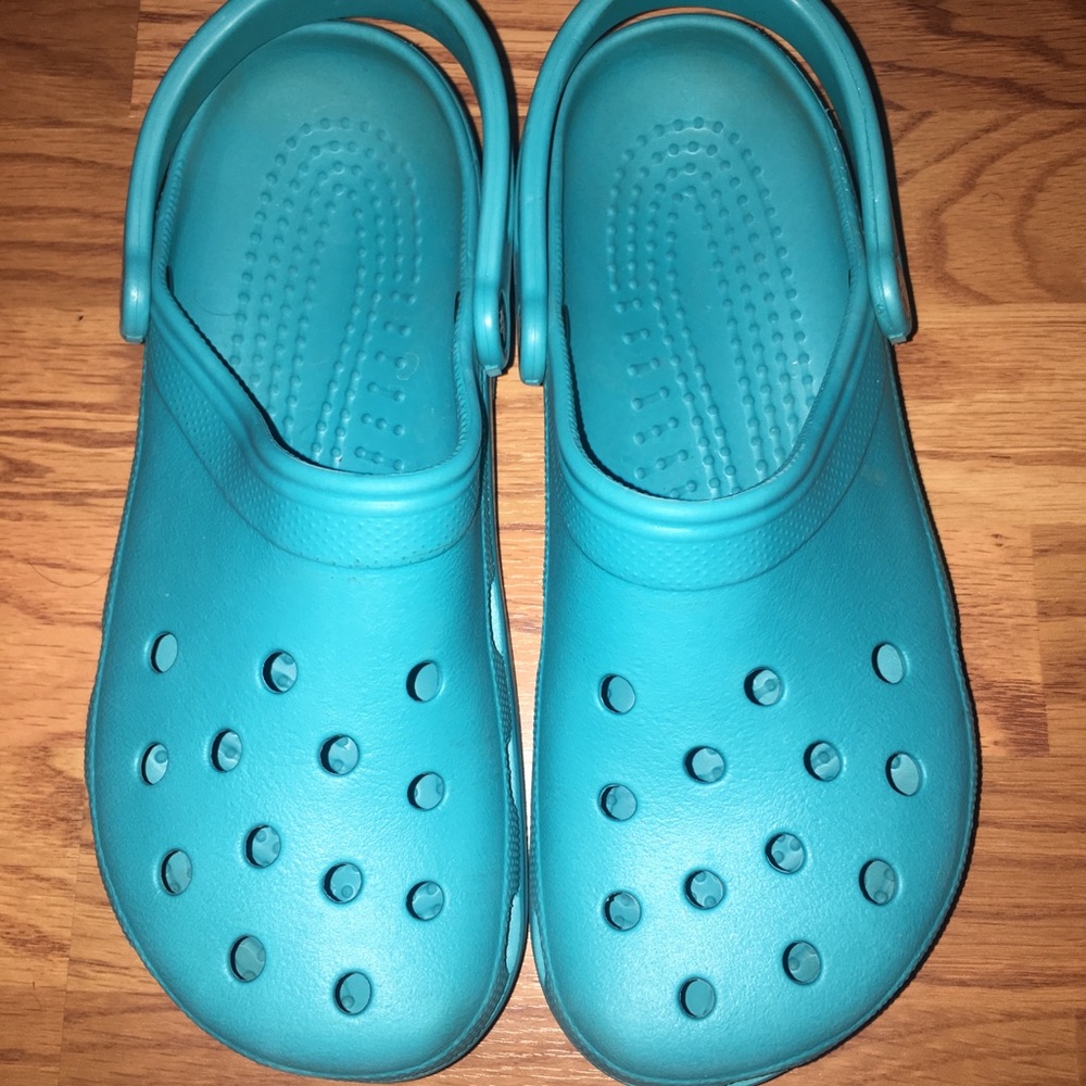Women’s crocs size 9/ 10